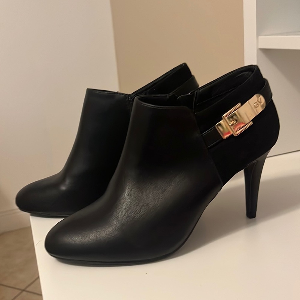 Gloria Vanderbilt memory foam low cut leather boot heels